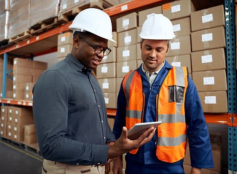 Trabajadores de almacén con cascos
